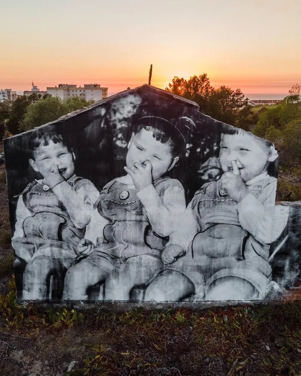 “Puer Aeternus”

#StreetArt by Ricardo Romero📍Praia do Pedrógão, Portugal 🇵🇹 
#GoodmornigX 😉🌞