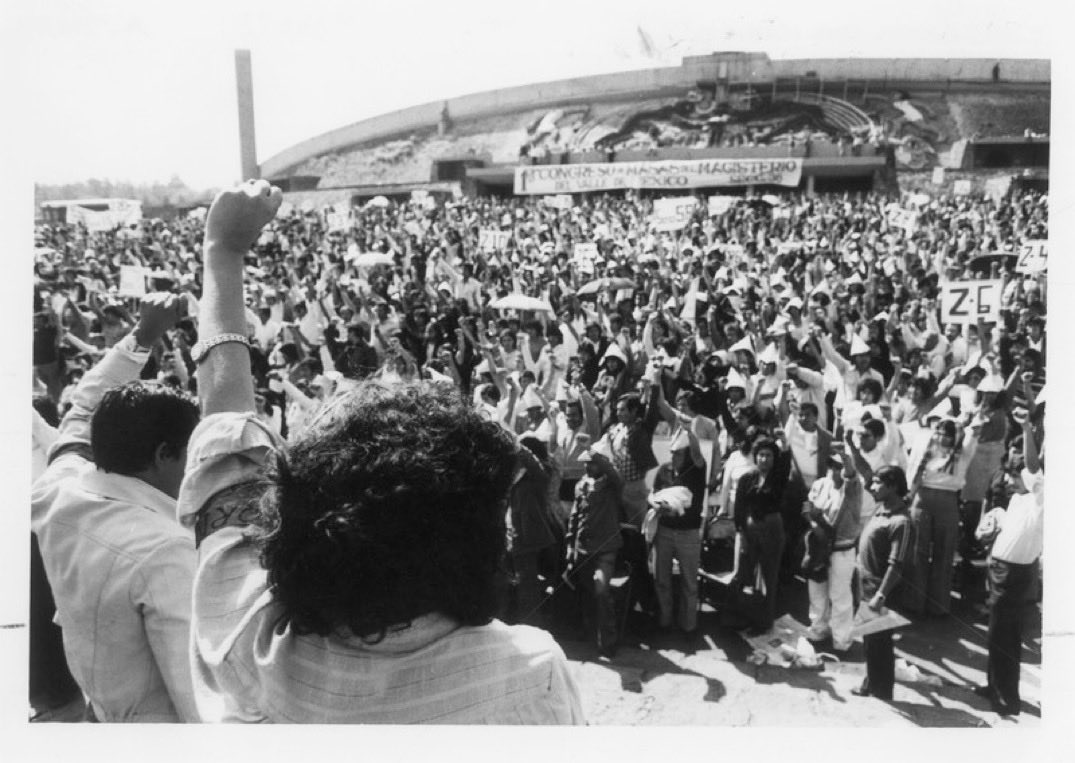 De antología!!! Vaya despliegue de racismo y clasismo contra los maestros democráticos de la CNTE. No les perdonan que desde 1979 luchen por democratizar su sindicato, la educación y el país. Les resulta intolerable que miles de ellos sean indígenas o de cuna rural y humilde.