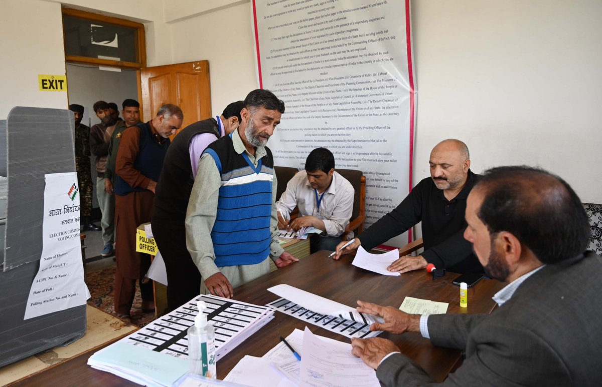 #KashmirGoesToPoll Essential Service Voters casting votes at the Postal Voting Centre,Shopian. #ChunavKaParv #DeshKaGarv #NoVoterToBeLeftBehind #IVote4Sure #LokSabhaElections2024    @SpokespersonECI @diprjk @ceo_UTJK @FazLulhaseeb @ddnewsSrinagar