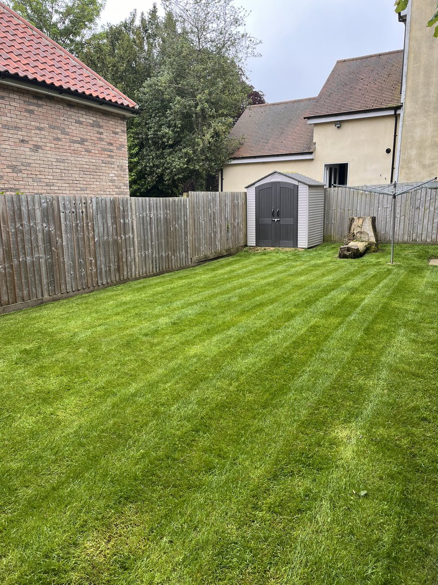 Busy again day #yesterday out all day, lovely to see #family last evening, so heres the posts👍 first thing i Office #lawn Drop cut then @AllettMowers Classic with  #auxilliary wheels,Got #height down but can’t be #greedy especially when the grass so #lush. Still get #stripes 😋