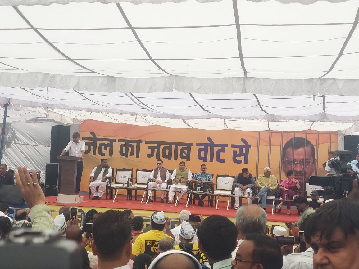 rupashreenanda's tweet image. Delhi CM @ArvindKejriwal along with other leaders including @raghav_chadha on stage 

#AAPProtest
