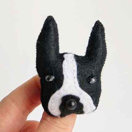 #earlybiz Boston Terrier owners will love these cute Pooch Brooches! Pawfect for a jacket lapel. Hand sewn from felt there's lots of other kennel club breeds to choose from in my Etsy Shop. They make ideal any occasion gifts including Fathers Day. Link ⬇️