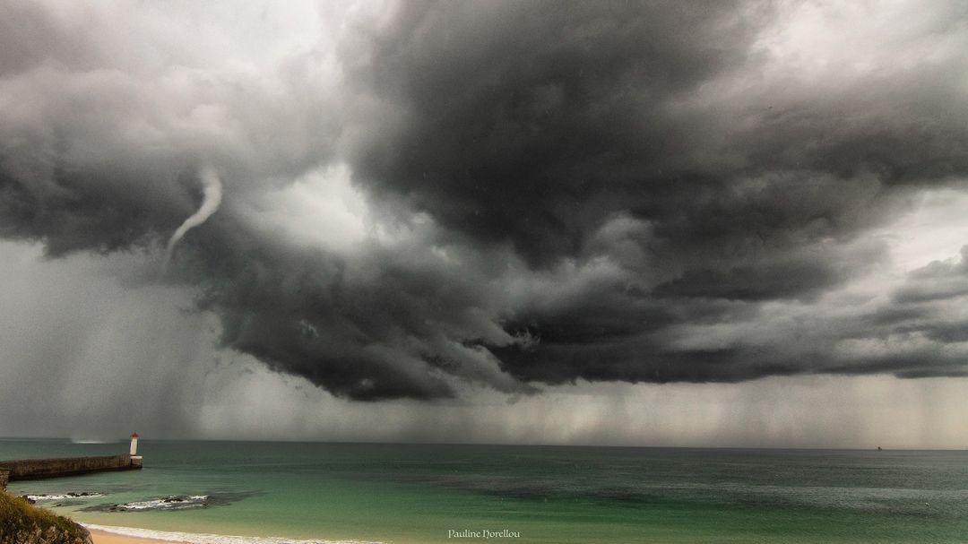 Le chef-d'œuvre de Pauline Horellou qui a photographié la #Trombe marine d'hier après-midi à Audierne ainsi que la structure nuageuse 😍🌪 #Bretagne #meteo #orages <a href="/KeraunosObs/">Keraunos</a> <a href="/LeTelegramme/">Le Télégramme</a>