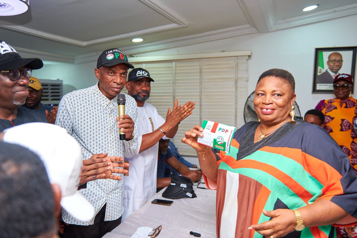 Dr. @Aighodalo welcomed Decampees into the People's Democratic Party family at the Edo State Secretariat.

#AsueIghodalo2024 #AsueOgie2024 #Edo2024 #AsueIghodalo #EGoDoam