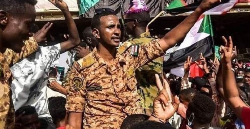 سيُسجل تاريخ السودان الحديث محمد صديق؛ لا كثائر في ديسمبر، و لا كضابط في الجيش .. بل كرمز للحق و الحقيقة في سنوات السودان الكالحة. 

وقف مع صدور الشباب العارية حين الثورة، و مع جيش البلد حين الحرب ..لم يُنصفه الساسة و لا القادة

هو بوصلة الحق. 

" نارك ما بتموت يا ولدة الفُرّاس"