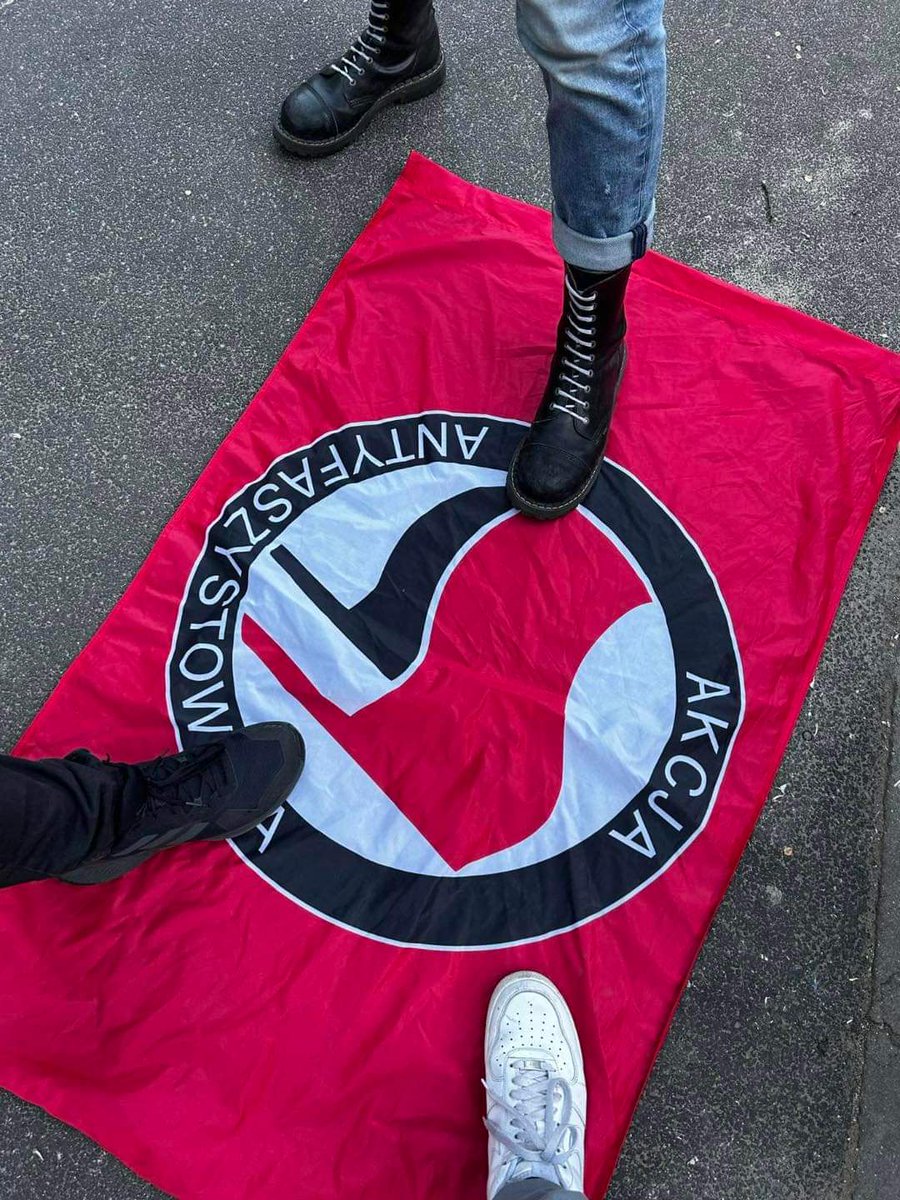 Wildeccy Fanatycy, kibice Lecha z Poznania, przejęli wczoraj flagę zwolenników Antify.

#Antifa była obecna na demonstracji pro-palestyńskiej, podczas której miało dojść do starcia kibiców z lewakami.

Trzeba przyznać: symbol anarcholi znalazł się tam, gdzie powinien 😎