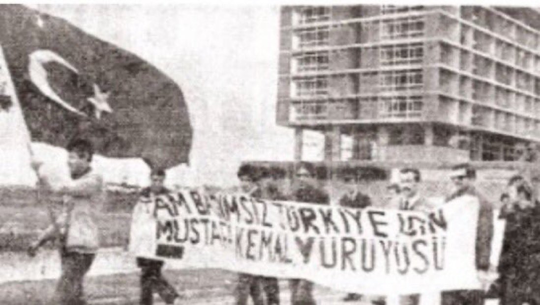 Mustafa Kemal Atatürk’ün Samsun’a çıktığı 19 Mayıs 1919 tarihi, Milli Bağımsızlık yolunda ilk adımdır. 🇹🇷 Devrimci gençlerin 1968 yılında Samsun’dan Ankara’ya düzenledikleri “Tam Bağımsız Türkiye için Mustafa Kemal Yürüyüşü”nden bir enstantane: