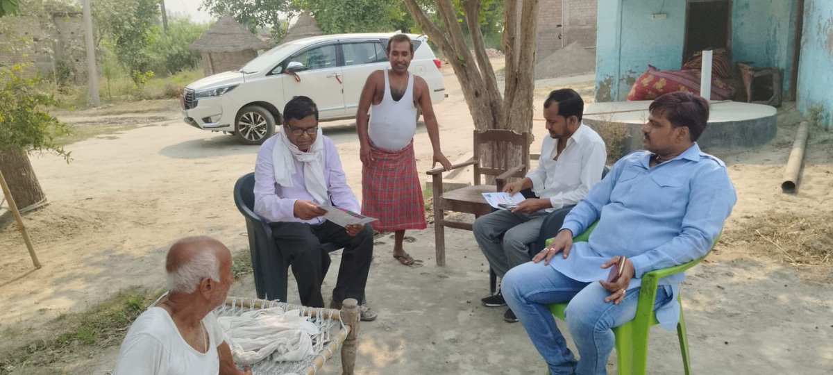 KrishanKantJha8's tweet photo. #MaharajGanj : Congress manifesto gets tremendous appreciation among Brahmin families in Gandaman of Lok Sabha.
Upper castes are not slaves bought by BJP. Determined to return home.
@RahulGandhi Ji's true patriotism has opened a shop of love in every home.
#VoteForAkash @AakashPdSingh
Along with the learned teacher Pandit @Nityana76477459 @RanjanJhainc along with eminent people knocking among the public boss.
#परिवर्तन_की_लहर
#CongressBadalegiHaalat
#CongressDegi10KiloRation
#PehliNaukriPakki
@KLSharmaAmethi @KLSharmaINC