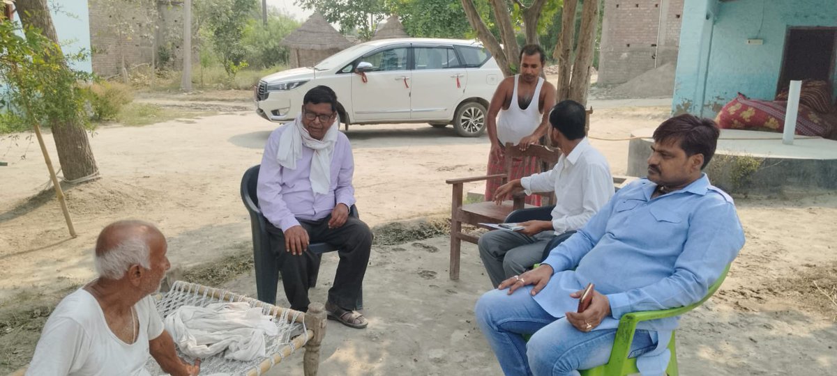 KrishanKantJha8's tweet photo. #MaharajGanj : Congress manifesto gets tremendous appreciation among Brahmin families in Gandaman of Lok Sabha.
Upper castes are not slaves bought by BJP. Determined to return home.
@RahulGandhi Ji's true patriotism has opened a shop of love in every home.
#VoteForAkash @AakashPdSingh
Along with the learned teacher Pandit @Nityana76477459 @RanjanJhainc along with eminent people knocking among the public boss.
#परिवर्तन_की_लहर
#CongressBadalegiHaalat
#CongressDegi10KiloRation
#PehliNaukriPakki
@KLSharmaAmethi @KLSharmaINC