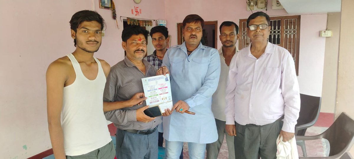 KrishanKantJha8's tweet photo. #MaharajGanj : Congress manifesto gets tremendous appreciation among Brahmin families in Gandaman of Lok Sabha.
Upper castes are not slaves bought by BJP. Determined to return home.
@RahulGandhi Ji's true patriotism has opened a shop of love in every home.
#VoteForAkash @AakashPdSingh
Along with the learned teacher Pandit @Nityana76477459 @RanjanJhainc along with eminent people knocking among the public boss.
#परिवर्तन_की_लहर
#CongressBadalegiHaalat
#CongressDegi10KiloRation
#PehliNaukriPakki
@KLSharmaAmethi @KLSharmaINC