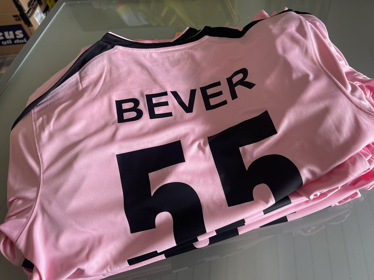 lakloppa's tweet photo. De mannen en meiden van het vriendenteam zijn ook dit keer weer aangekleed voor het jaarlijkse voetbaltoernooi. Dankzij organisator ‘Silla’ loopt iederen er netjes bij. Succes mannen en meiden💪

#vriendenteam #vriendentoernooi #eindejaarstoernooi #sportkleding #familietoernooi https://t.co/W50NbXZWpz