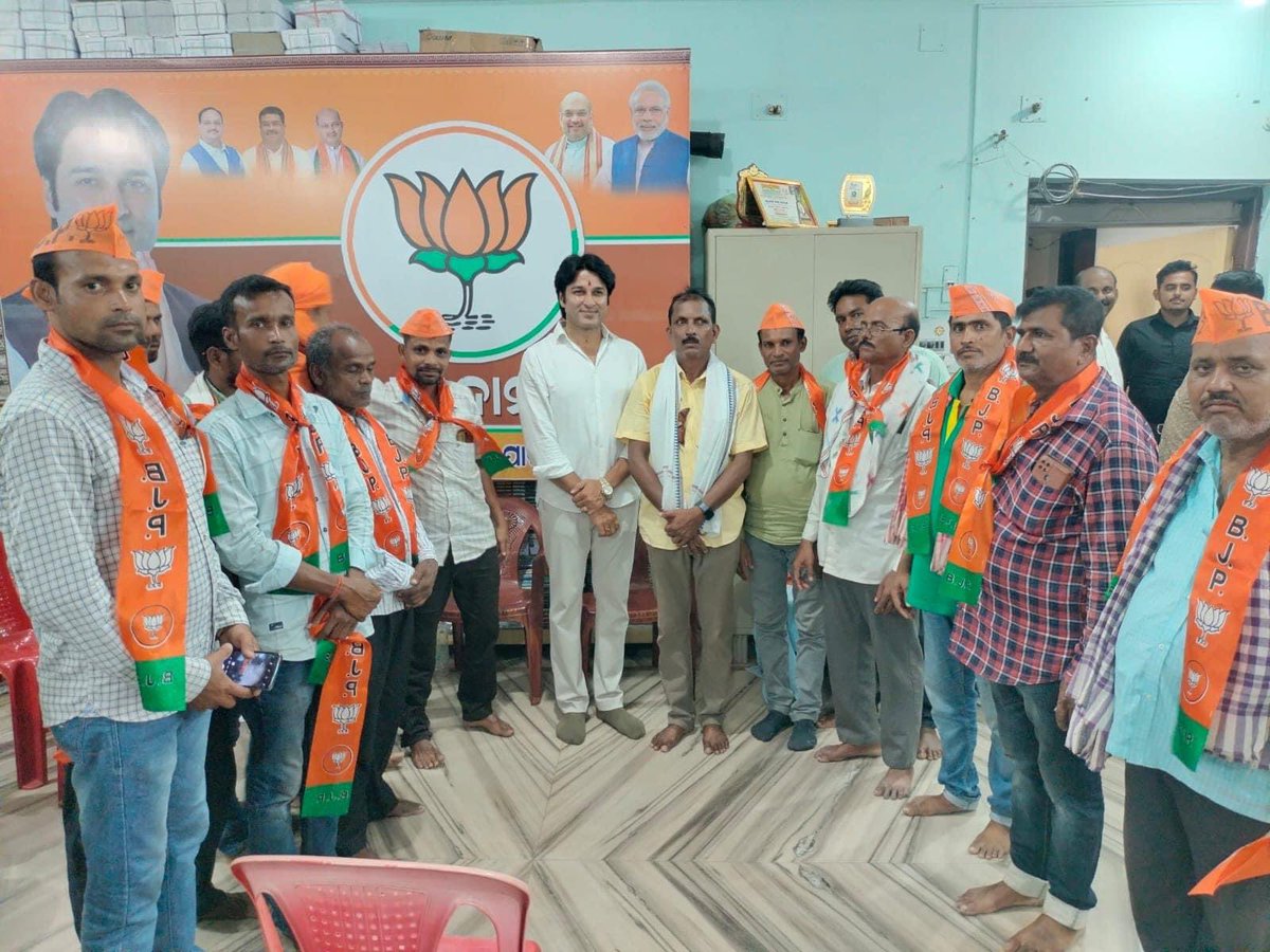 IamAkashDNayak's tweet photo. ବ୍ୟାସନଗର ପୌରପରିଷଦର ୮ନଂ ୱାର୍ଡ଼, କୋରେଇ ବ୍ଲକର ବରୁଣ୍ଡେଇ ପଞ୍ଚାୟତ ଓ ତଣ୍ଡରା ପଞ୍ଚାୟତରେ ଆୟୋଜିତ ମିଶ୍ରଣ ପର୍ବରେ ଯୋଗ ଦେଇଥିଲି। ଏହି ଅବସରରେ ମୁଁ ସମସ୍ତଙ୍କୁ ଆମ ଦଳକୁ ହୃଦୟରୁ ସ୍ୱାଗତ କରିଥିଲି।
#akash4korei #VoteForAkash #VoteForBJP #bjpodisha #Korei #AkashDasnayak https://t.co/MtMAJsUDUT