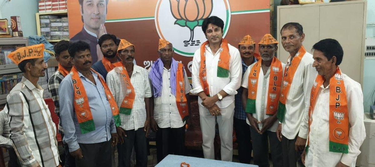 IamAkashDNayak's tweet photo. ବ୍ୟାସନଗର ପୌରପରିଷଦର ୮ନଂ ୱାର୍ଡ଼, କୋରେଇ ବ୍ଲକର ବରୁଣ୍ଡେଇ ପଞ୍ଚାୟତ ଓ ତଣ୍ଡରା ପଞ୍ଚାୟତରେ ଆୟୋଜିତ ମିଶ୍ରଣ ପର୍ବରେ ଯୋଗ ଦେଇଥିଲି। ଏହି ଅବସରରେ ମୁଁ ସମସ୍ତଙ୍କୁ ଆମ ଦଳକୁ ହୃଦୟରୁ ସ୍ୱାଗତ କରିଥିଲି।
#akash4korei #VoteForAkash #VoteForBJP #bjpodisha #Korei #AkashDasnayak https://t.co/MtMAJsUDUT