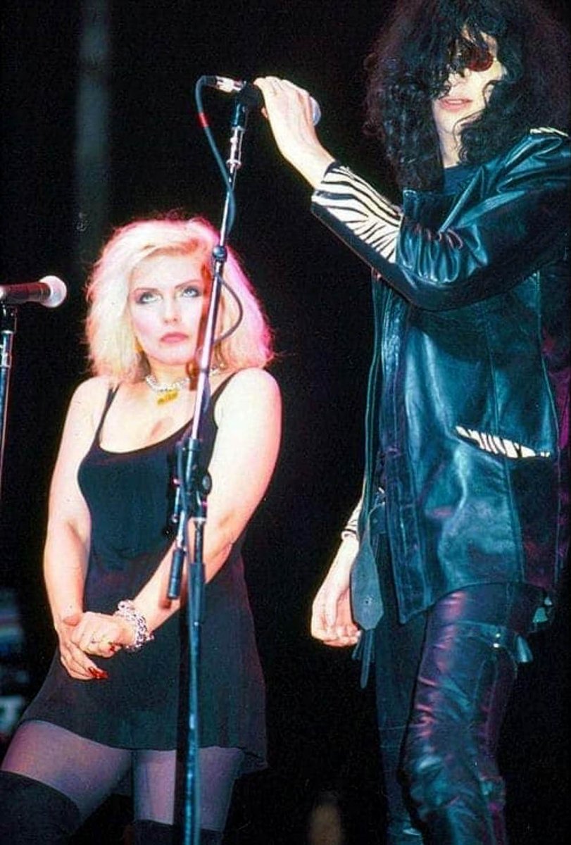Gracro5's tweet photo. Debbie Harry and Joey Ramone https://t.co/35jteUxt6W