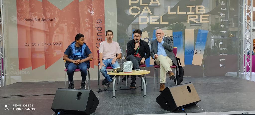 Camigrants a la @placadelllibre de Gandia amb José Figueres i @joandeusa. Saliou ha recitat el poema final del llibre. Molt contents. @Vincle_Ed