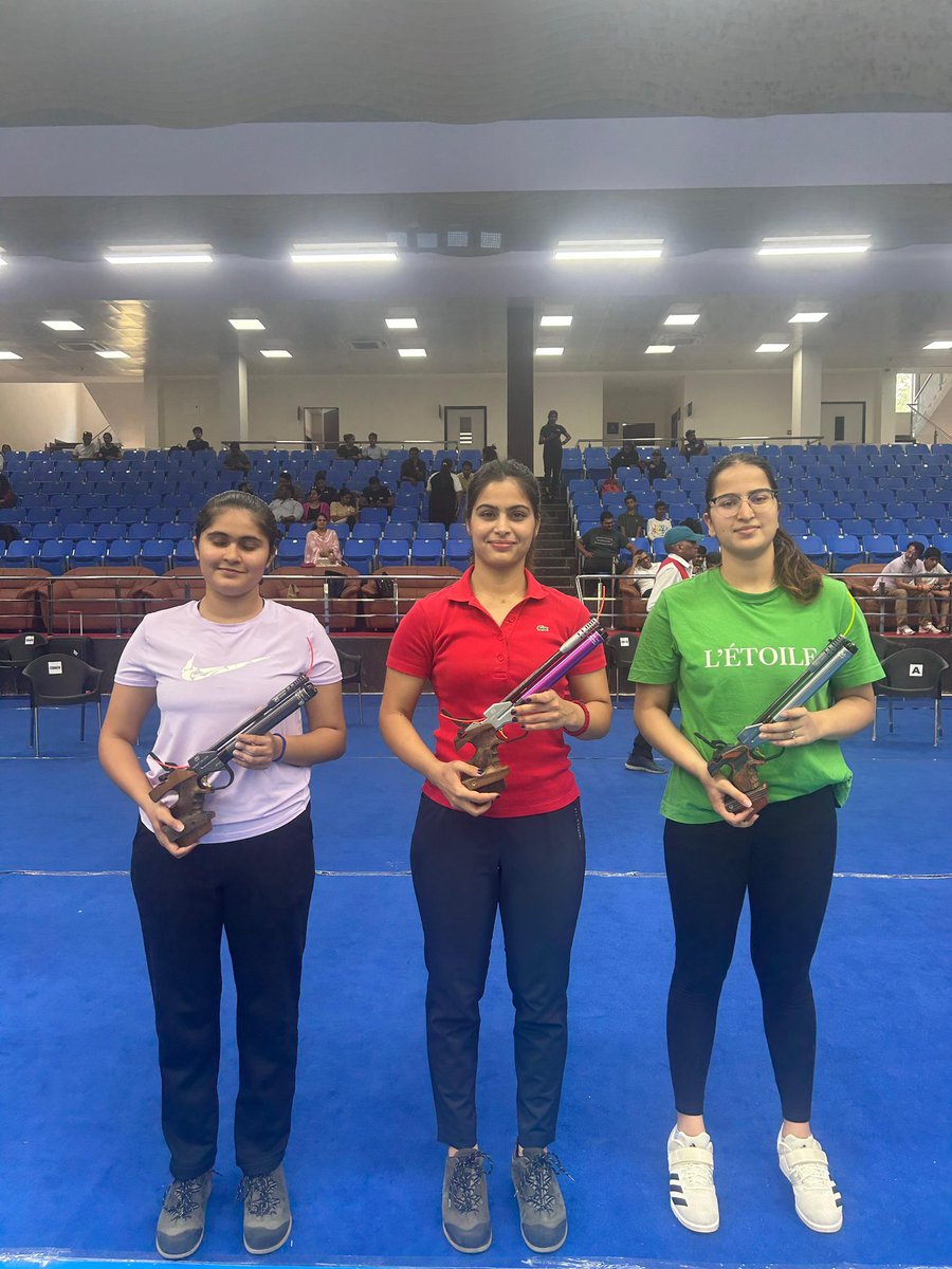 OST T4 update: Third final of the day and who else but Manu Bhaker (centre) @realmanubhaker takes it at 240.8. Palak (left) is 2nd & Rhythm Sangwan (right) 3rd. Many congratulations! #IndianShooting #Road2Paris #OlympicSelectionTrials
