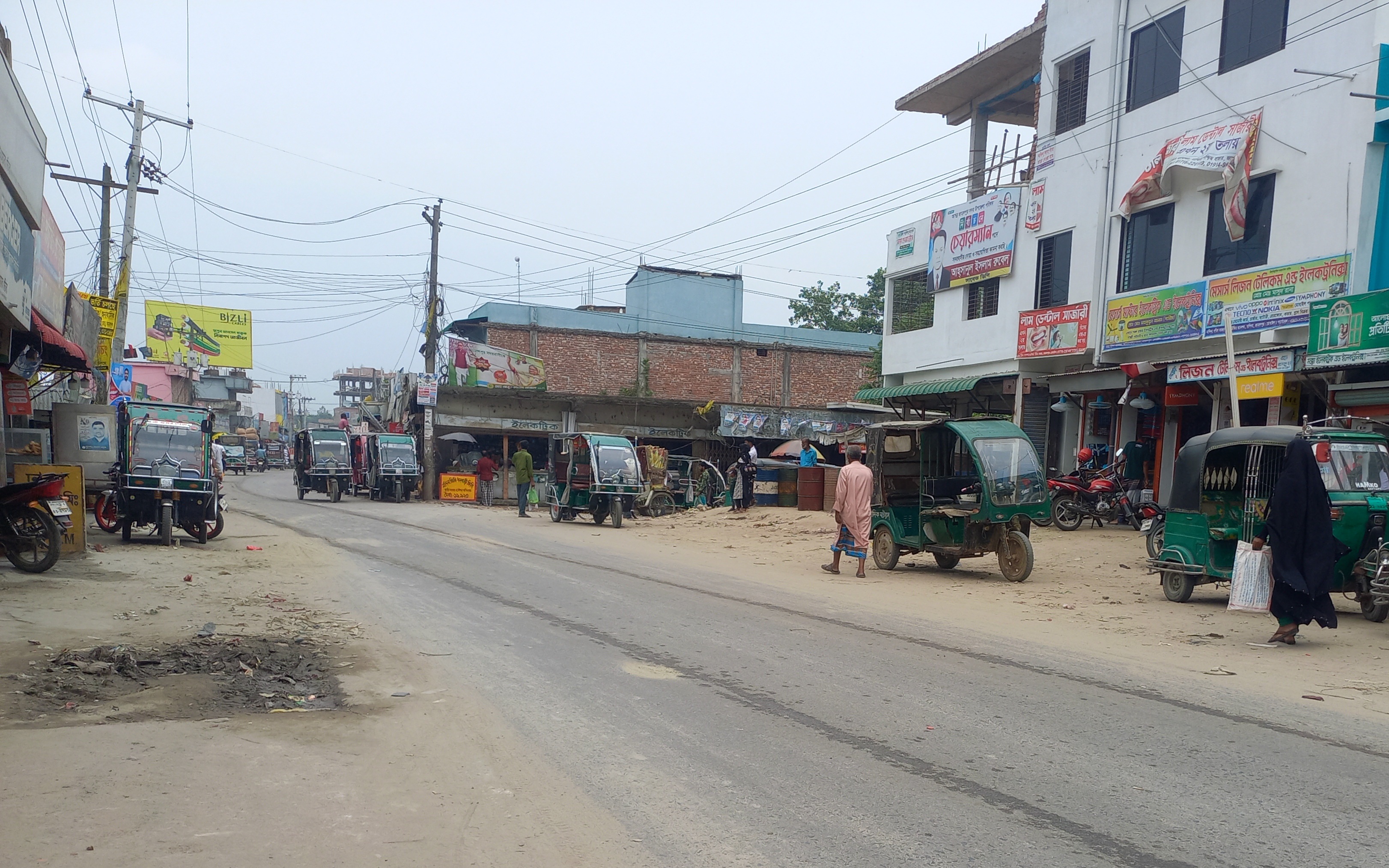 পুলিশী হয়রানি বন্ধে ধর্মঘট করছে সিএনজি চালিত অটোরিকশার চালকরা