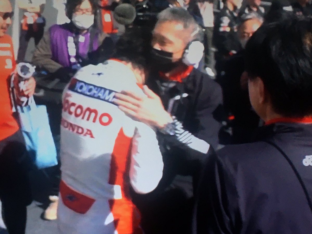 村岡代表とハグしたあと
チームスタッフのもとに！

 #SFormula
#jspoms
#オートポリス