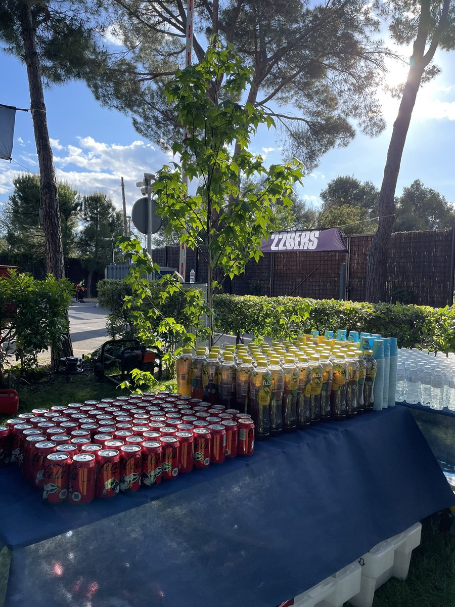 LiceoEuropeo's tweet photo. ¡A reponer fuerzas!

Una suerte poder ofrecer a nuestros corredores los magníficos productos de @226ERS
No solo son expertos en nutrición para deportistas, sino que, además, sus productos se realizan con ingredientes naturales y de gran calidad.

#SumaKmSolidarios #FeedYourDreams https://t.co/Z3lY0L1ApN