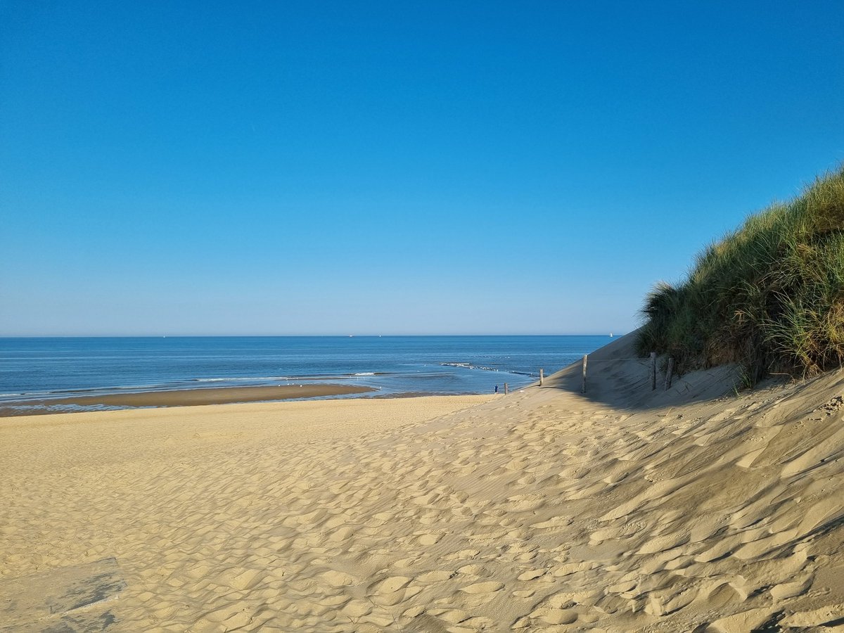 Speciaal voor iedereen die vandaag in het hier-en-daar-een-bui-binnenland zit: ochtendfoto van het strand bij #denhelder