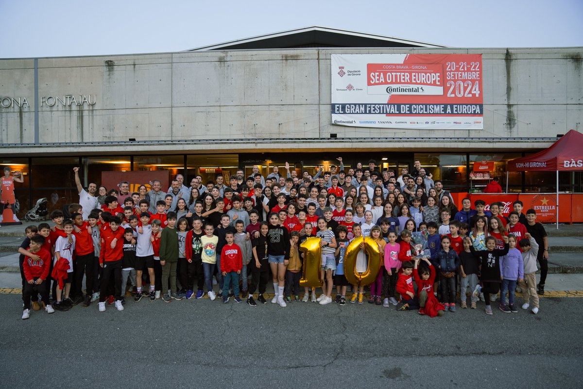 📸 𝐅𝐨𝐭𝐨𝐠𝐫𝐚𝐟𝐢𝐚 𝐝𝐞 𝐟𝐚𝐦í𝐥𝐢𝐚 ❤️🤍 Durant la tarda de dissabte vam fer una botifarrada amb les famílies dels equips base del club per commemorar els deus anys del club 🥳