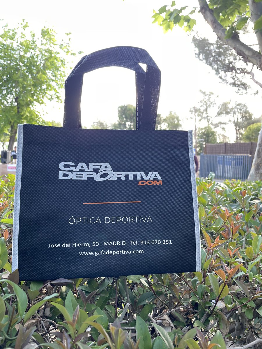 LiceoEuropeo's tweet photo. Cualquier #runner sabe que la protección a la hora de practicar su deporte favorito es muy importante, y con #GafaDeportiva te aseguras lo mejor para tus ojos.

¡Gracias por estos premios tan ideales!

#SumaKmSolidarios #CarreraSolidaria https://t.co/YEc8iv6Y7N