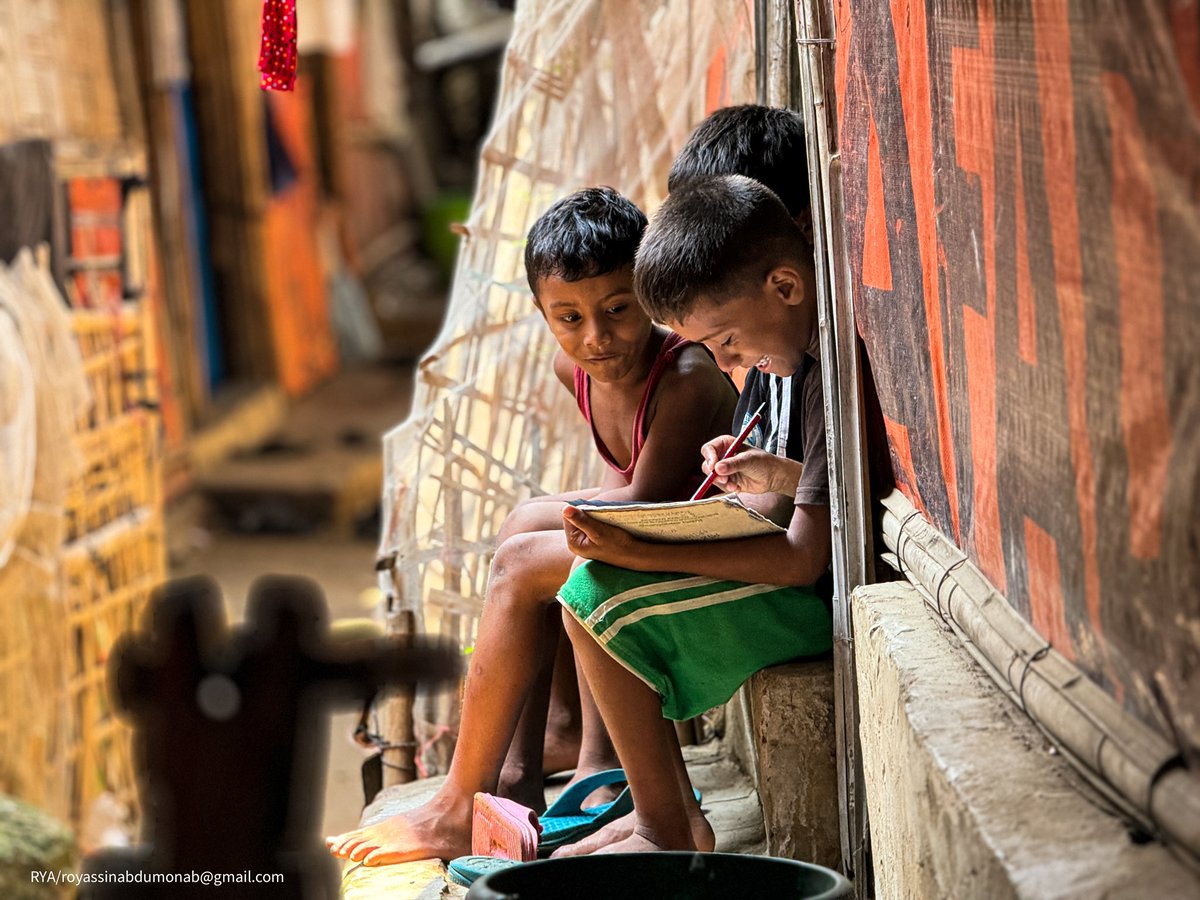 Learning and friendship…

#streetphotography #Rohingya
#refugees #education #children
#refugeestories #humanrights
#shotoniphone