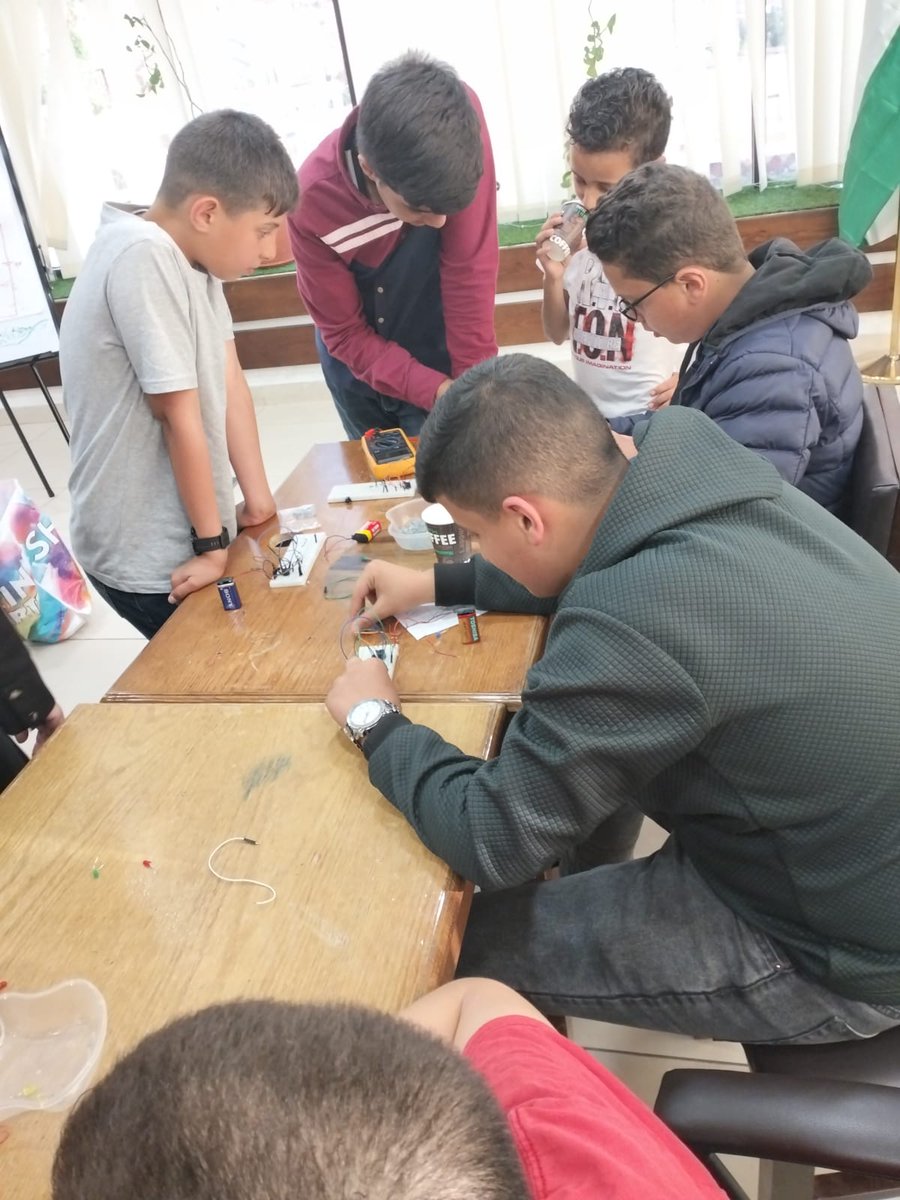 جانب من اعمال الدورة التدريبية في مجال "أساسيات الدارات الكهربائية والألكترونيات“ اليوم السبت المنعقده في مركز البترا الثقافي ضمن مشروع  تنظمه مفوضية التنمية المستدامة / مديرية التنمية الثقافية .