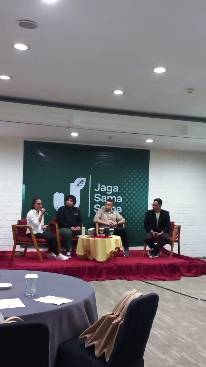📹 LIVE UPDATE

Kak Yohana dari @kkiwarsi sharing kisahnya sebagai Fasilitator Pendidikan KKI Warsi yang juga mewadahi pendidikan bagi Orang Rimba.

Trivia: Kak Yohana bisa menguasai Bahasa Rimba dalam 3 bulan, lho!