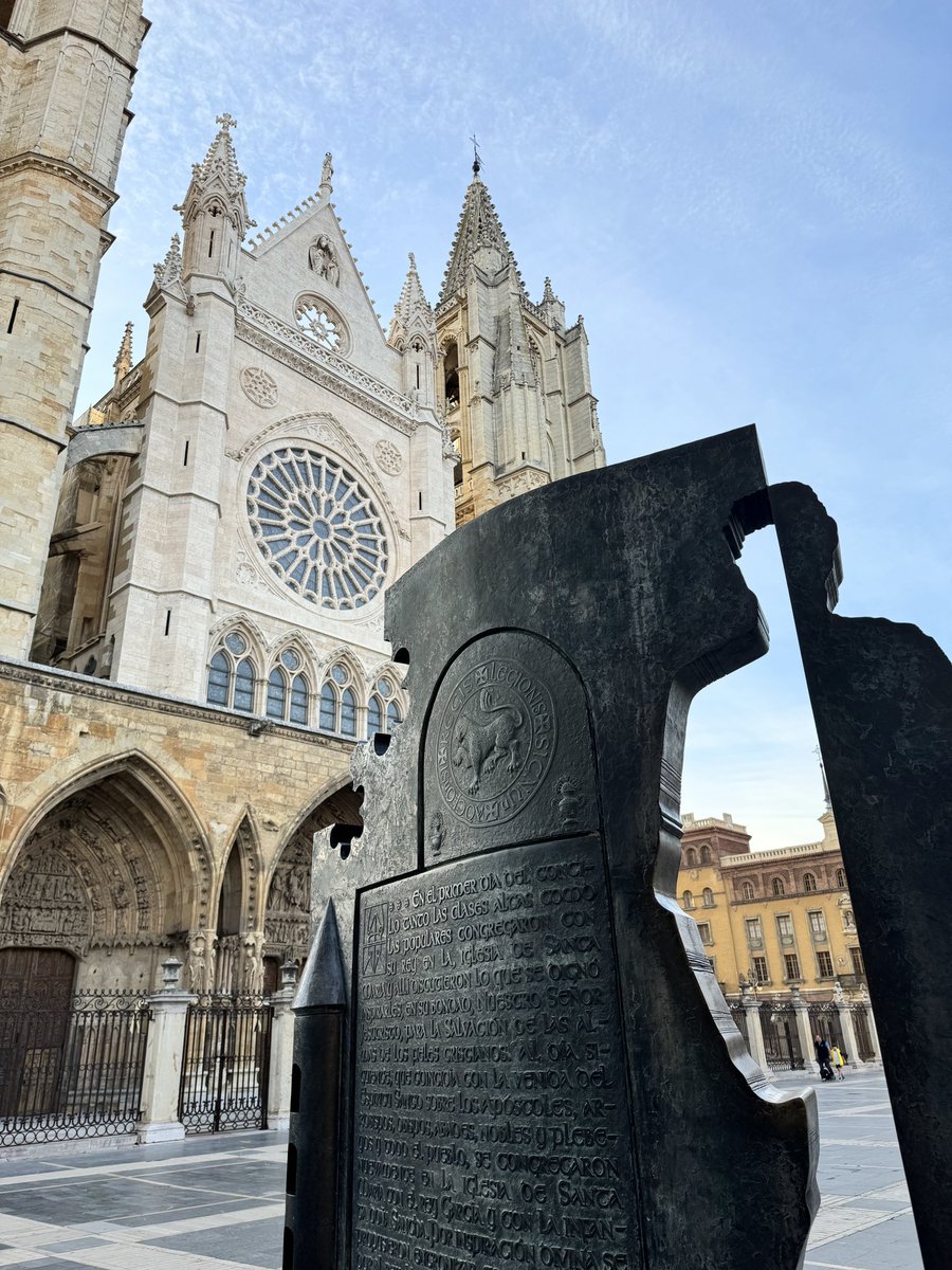 La #catedral y la plaza de Regla son nuestra imagen de ciudad para dar los #BuenosDíasMundo🌍 desde #Leonesp #FelizDomingo💫 ⛅️ 8 grados #ayuntamientodeleón #arte #arquitectura #leonespaña #igers
