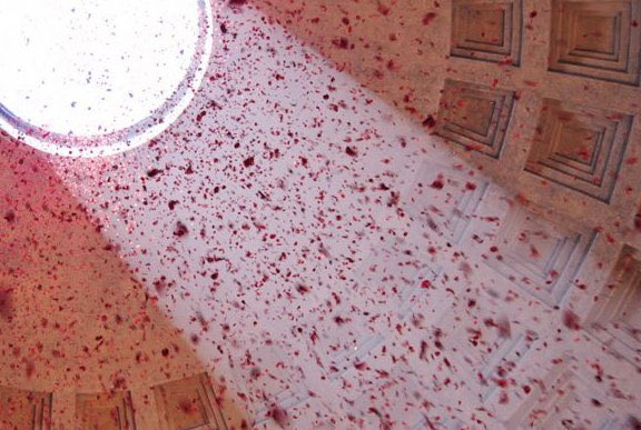 ValeriaAugusta8's tweet photo. Durant les festivités de la #Pentecôte à #Rome se déroule le traditionnel lancer de pétales de rose du haut de l'oculus du #Panthéon. Cela symbolise la descente de l'esprit saint sur les apôtres pour les chrétiens. Photos @pantheon_roma et TheRomanPost. https://t.co/ojCU5ikj8l