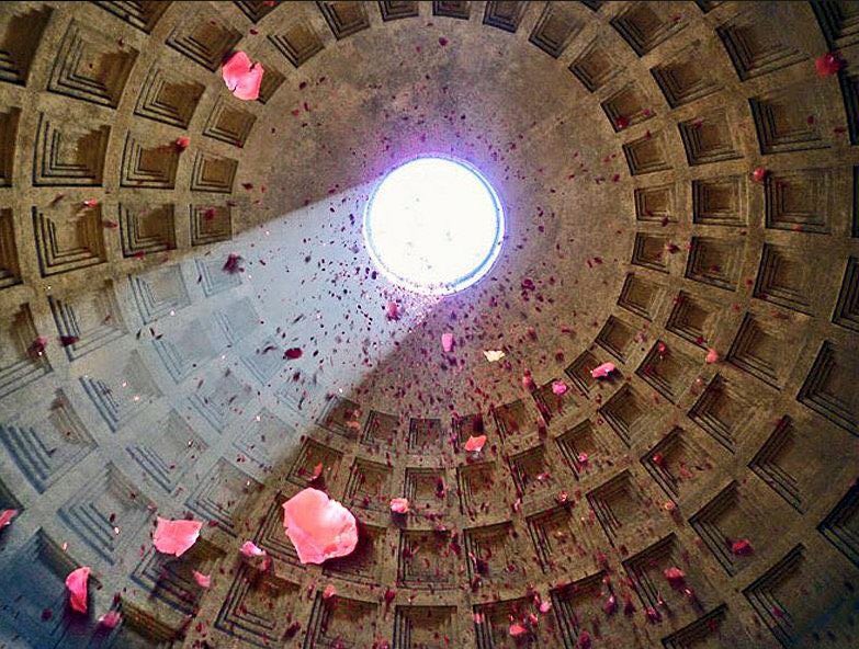 Durant les festivités de la #Pentecôte à #Rome se déroule le traditionnel lancer de pétales de rose du haut de l'oculus du #Panthéon. Cela symbolise la descente de l'esprit saint sur les apôtres pour les chrétiens. Photos @pantheon_roma et TheRomanPost.