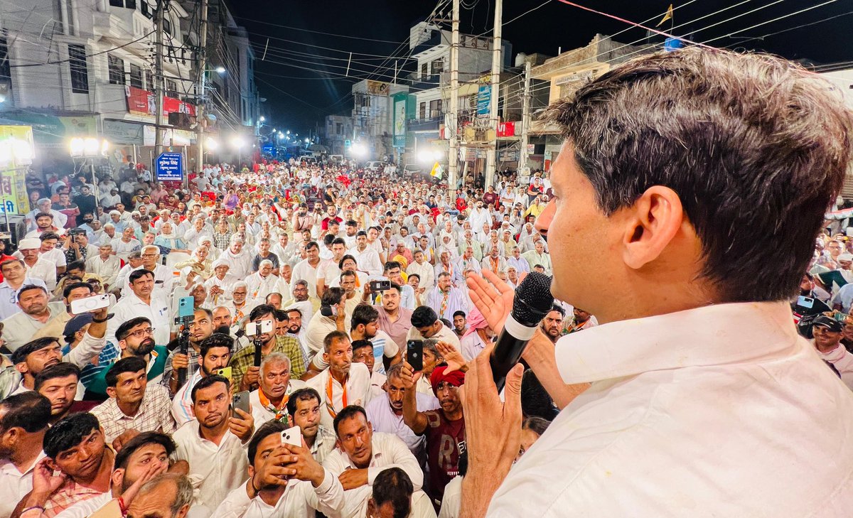 देर रात हांसी शहर में हिसार लोकसभा क्षेत्र से कांग्रेस प्रत्याशी @JaiParkash_INC जी के समर्थन में चुनाव प्रचार किया और उन्हें रिकॉर्ड मतों से विजयी बनाने की अपील की।

इस बार आपको देश का संविधान बचाने, 750 किसानों के बलिदान और हमारी खिलाड़ी बेटियों के अपमान का जवाब देने के लिए वोट