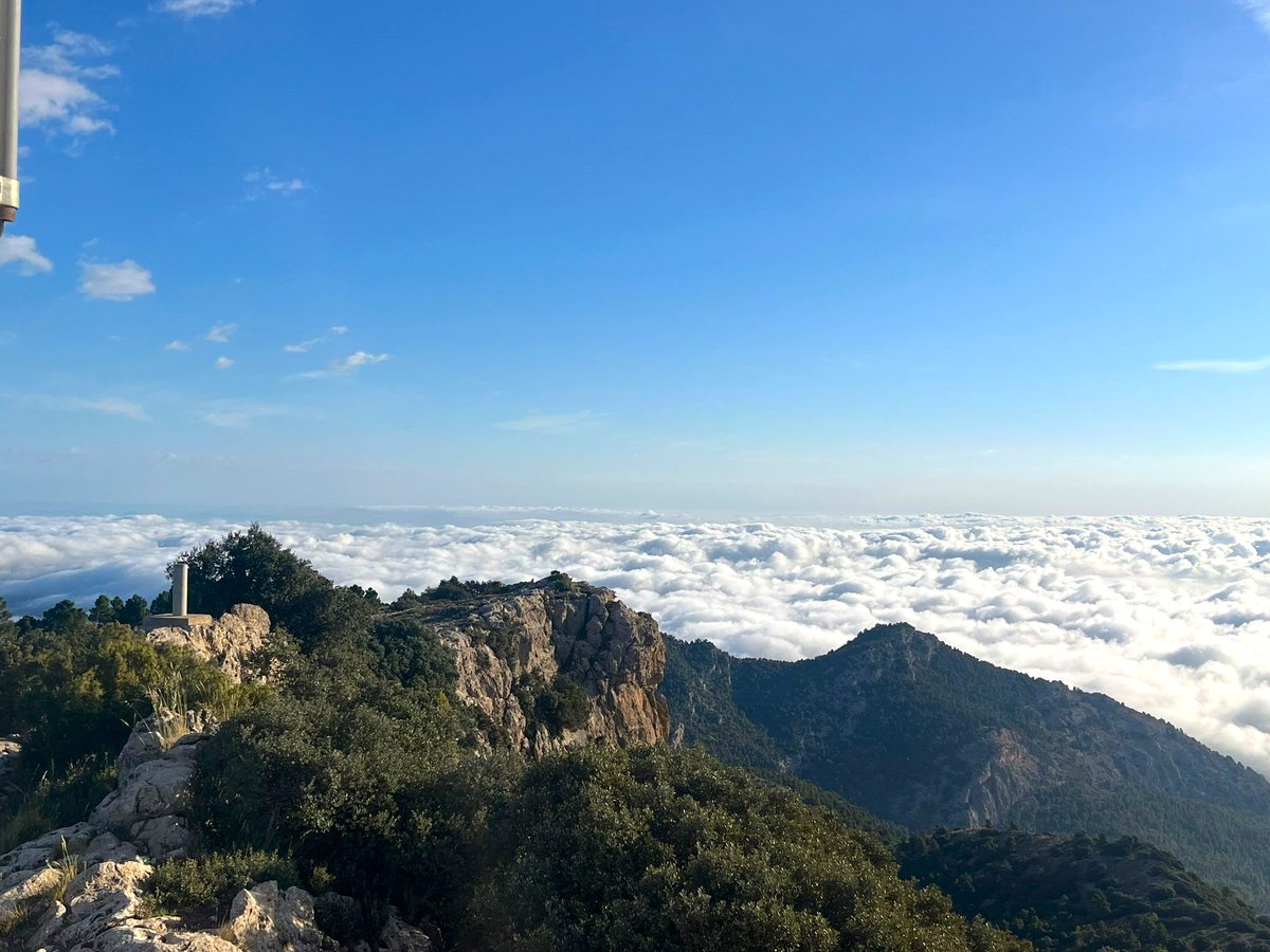 MeteOrihuela's tweet image. ¡Qué maravilla comenzar el día así! Esta mañana (19/05/2024), "mar de nubes" desde el Pico de La Selva (1521 msnm), término municipal de #Mula (#Murcia). Entrada de humedad desde el #MarMediterráneo, traducido en la presencia de abundantes nubes bajas. Imágenes: Víctor Campoy.