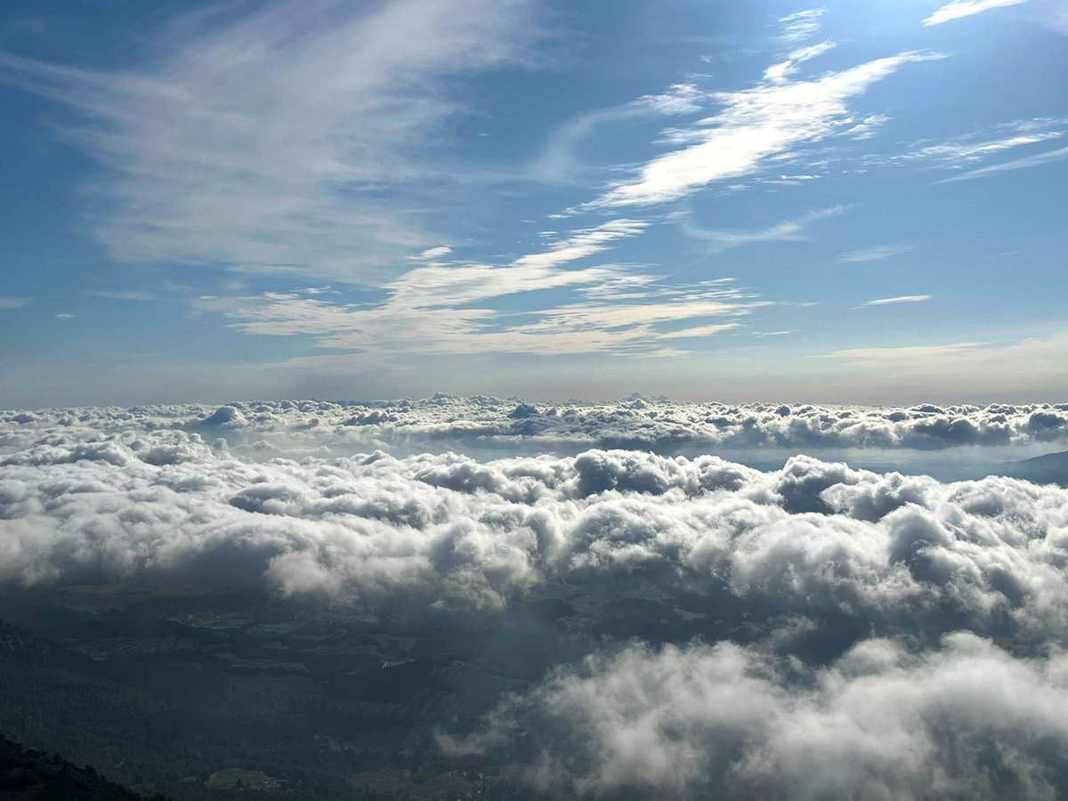 MeteOrihuela's tweet image. ¡Qué maravilla comenzar el día así! Esta mañana (19/05/2024), "mar de nubes" desde el Pico de La Selva (1521 msnm), término municipal de #Mula (#Murcia). Entrada de humedad desde el #MarMediterráneo, traducido en la presencia de abundantes nubes bajas. Imágenes: Víctor Campoy.