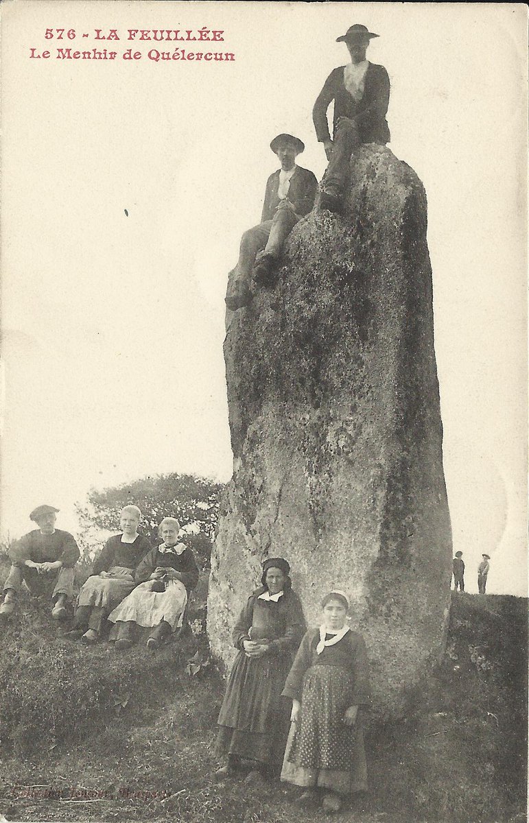 The 4.5m tall menhir of Kerelcun in La Feuillée (Finistère) stands at 250m above sea-level and is probably the highest located menhir in Brittany. This card by Joncour in Brasparts c. 1905 and his negative was re-used by Hamonic on his number 3831. #StandingStoneSunday.