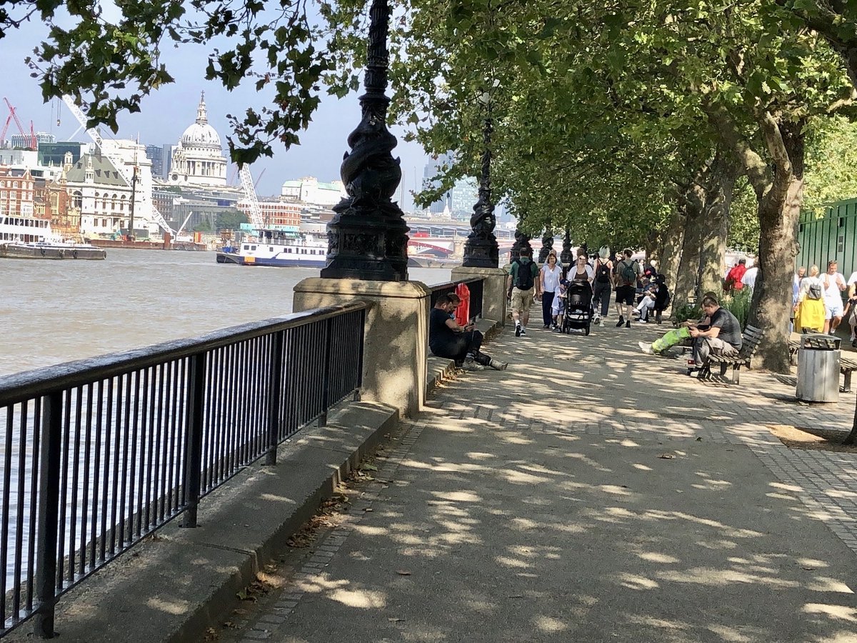 Part of The Queen's Walk on the south bank of the River Thames in London. See my latest article: thetidalthames.com/2024/05/19/the…