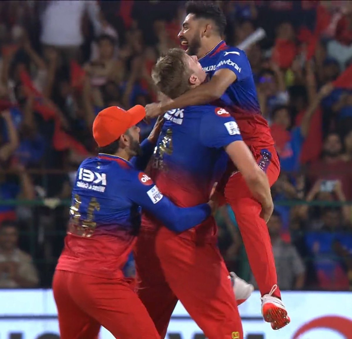 This is funny during the celebration after wicket, at least one player climbs on green like he is a tree,if they don't the man himself will carry someone 😭😭🤣🥹