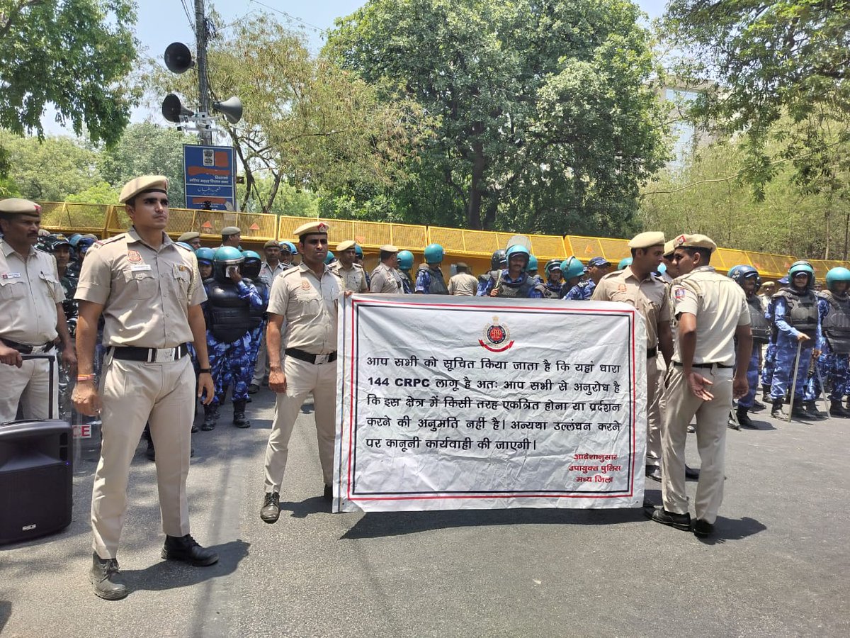 246muskan's tweet photo. AAP कार्यकर्ताओं को भाजपा हेडक्वार्टर के बाहर रोकने की CRPC की तैयारी.
#Delhi #aapprotest https://t.co/5616jLAnC5