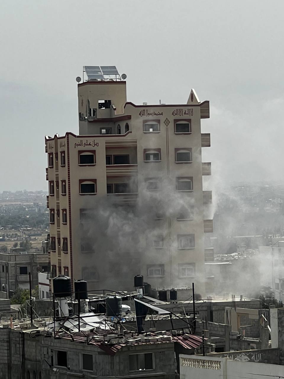 الجيش الإسرائيلي يستهدف عمارة الشريف شمال مخيم النصيرات دون إصابات 