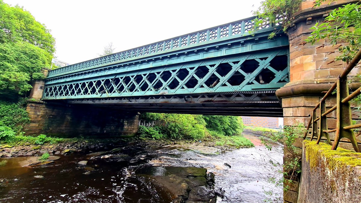 The Benalder Street Bridge over the River Kelvin in the Partick area of Glasgow. #glasgow #architecture #bridge #castiron #riverkelvin #partick