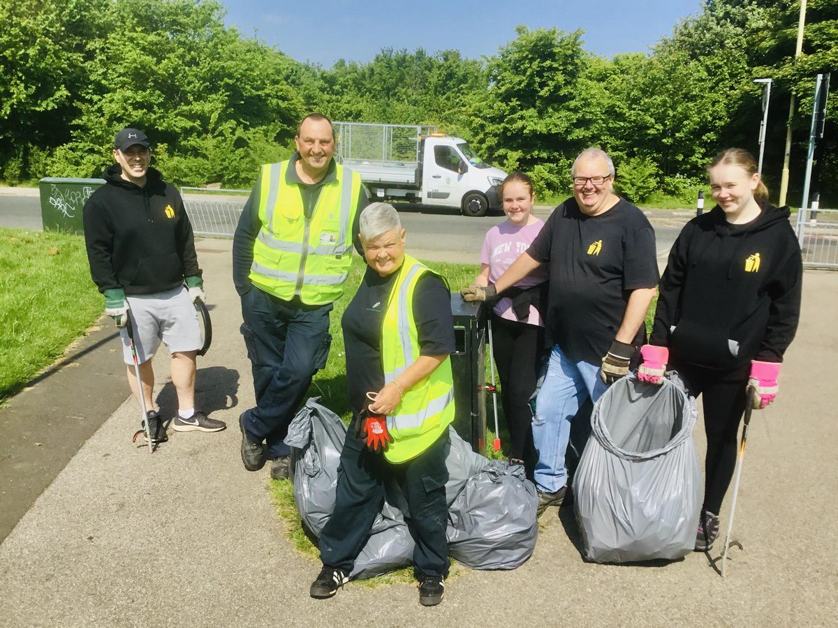 Brilliant team out on Saturday morning - 5 years since this group started Saturday morning picks
#lovewhereyoulive #keepbritaintidy #pride #community