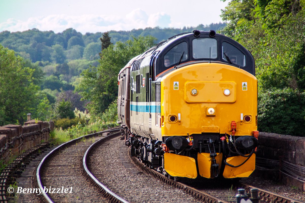 #ScotrailSunday 37409 'Loch Awe' looking absolutely 'Loch Awesome' at the @svrofficialsite diesel gala. Seen here approaching Bewdley station, although could easily be the west Highland line! @LocoServicesGrp @TheGrowlerGroup