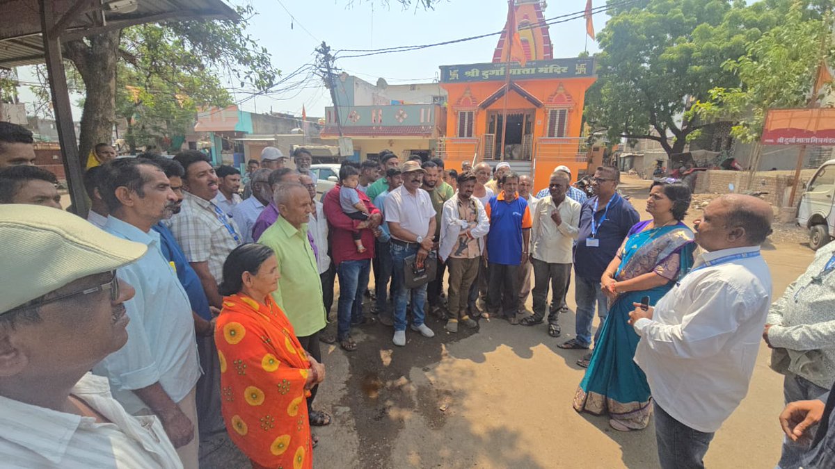 लोकसभा सार्व.निवडणूक २०२४ नुसार २० मे रोजी होणाऱ्या धुळे मतदार संघात होणाऱ्या मतदान बाबत निवडणुक आयोगाच्या जिल्हा स्वीप नोडल तथा उपायुक्त मनपा डॉ.संगीता नांदुरकर मॅडम यांनी आज शहरातील प्रभाग क्रमांक १,२,३,९ व  १० मधील BLO व आशा वर्कर यांच्या कामांचा आढावा घेण्यासाठी भागात