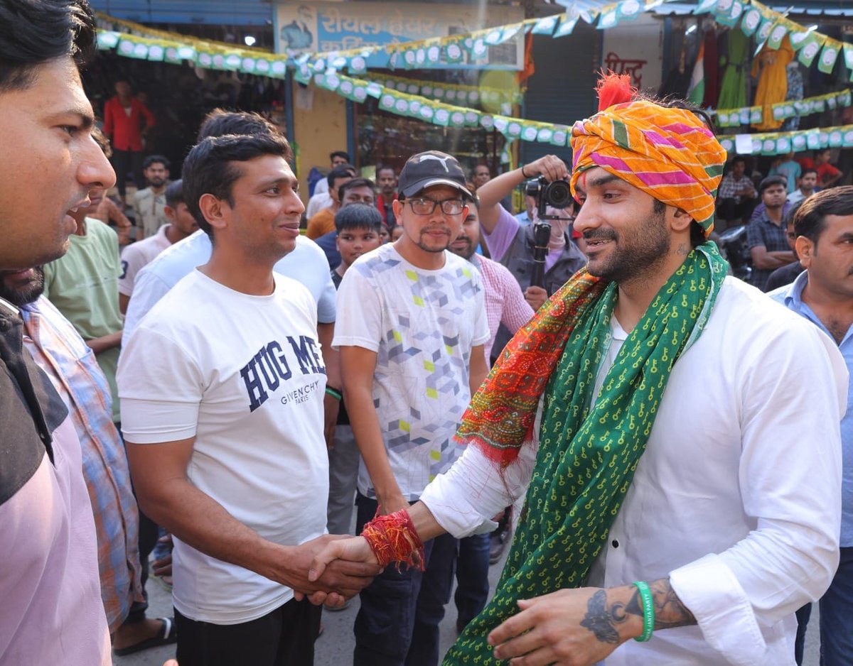 ख़ुद युवा हूँ, समझता हूँ योग्य होने के बावजूद हाथ में नौकरी नहीं होने का दर्द| मेरा हाथ यूँ ही थामे रहिये| इन युवा आँखों में पल रहे एक एक ख्वाब को पूरा करूँगा|

<a href="/JJPofficial/">Jannayak Janta Party (JJP)</a> #MainBhiFazilpuria 🔰📷 #LokSabhaElections2024📷 #JJPinGurugram #FazilPuria #yuvasoch #yuvajosh #yuvaMP