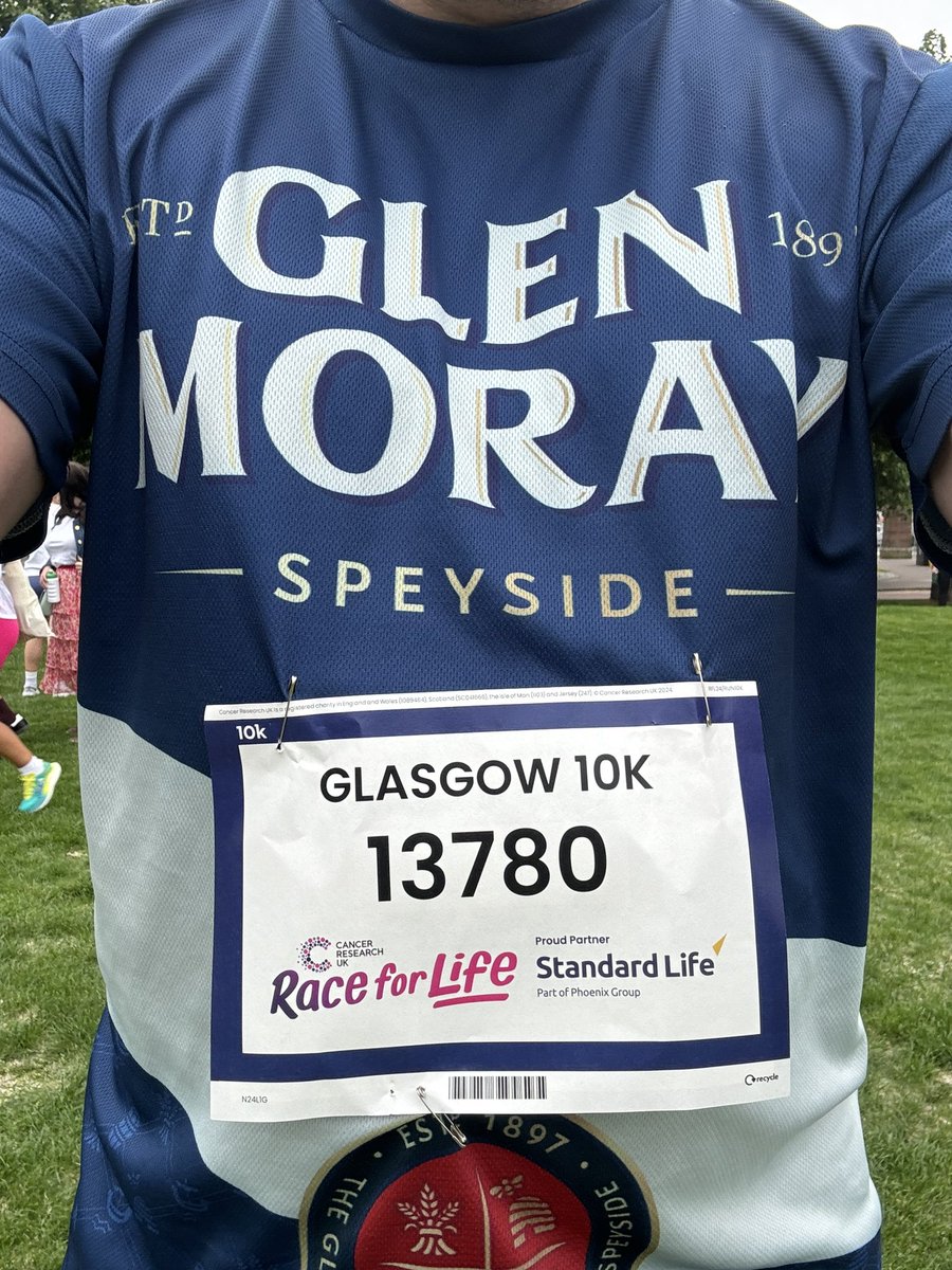Just me and @GlenMorayDist (plus a few thousand others) on a wee trot roon the toon for #raceforlife