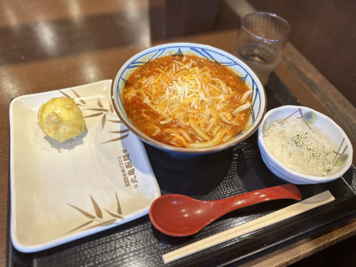 こんにちは🌈
ジャック&ローズ高岡早紀です🥃🌹✨

〜いつかの私の夜ごはんシリーズ〜

丸亀製麺
『とろけるチーズのトマたまカレーうどん』
◎ミニライス付
◎半熟玉子天

リベンジしてきました🥢✨

半熟玉子天復活⁉️となって
迷わず選んだあとに、
『トマたま』にも玉子入ってた〜って
なりました😂