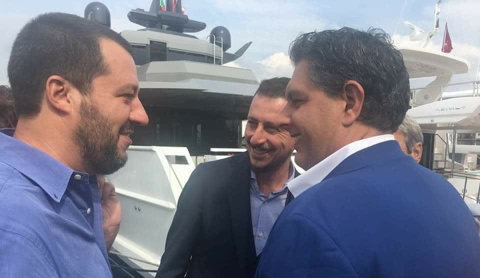 Matteo #Salvini e Giovanni #Toti sorridenti, uno yacht, e il giullare dei politici Luca #Bizzarri. Momenti indimenticabili.