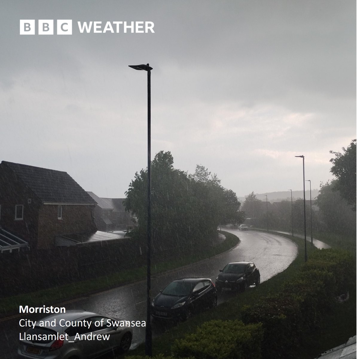 Good morning! Hope you're enjoying your weekend so far. Big weather contrasts yesterday ... ☀️25C in the sun in Glasgow ☁️10C under misty low cloud in Ballypatrick ⚡️Thunderstorms in S Wales/NE Scot brought over 25mm of rain in just a few hours.