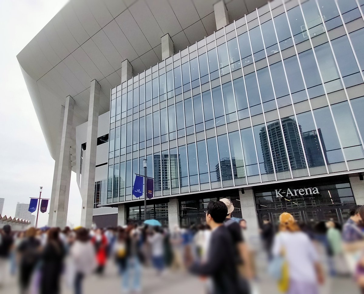 Fanks2021's tweet photo. ふぅ、なんとか迷わず
無事到着〜

時間も無いし、雨も降ってきたので長蛇の列のグッズは諦め
中に入ることにしまする https://t.co/NIqPLgSloM